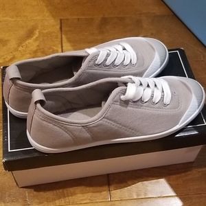 💛🚨NWT🚨Qupid canvas sneakers